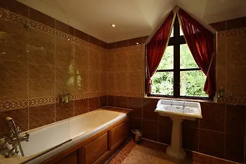 Bath Lodge Castle Woolverton 5*,